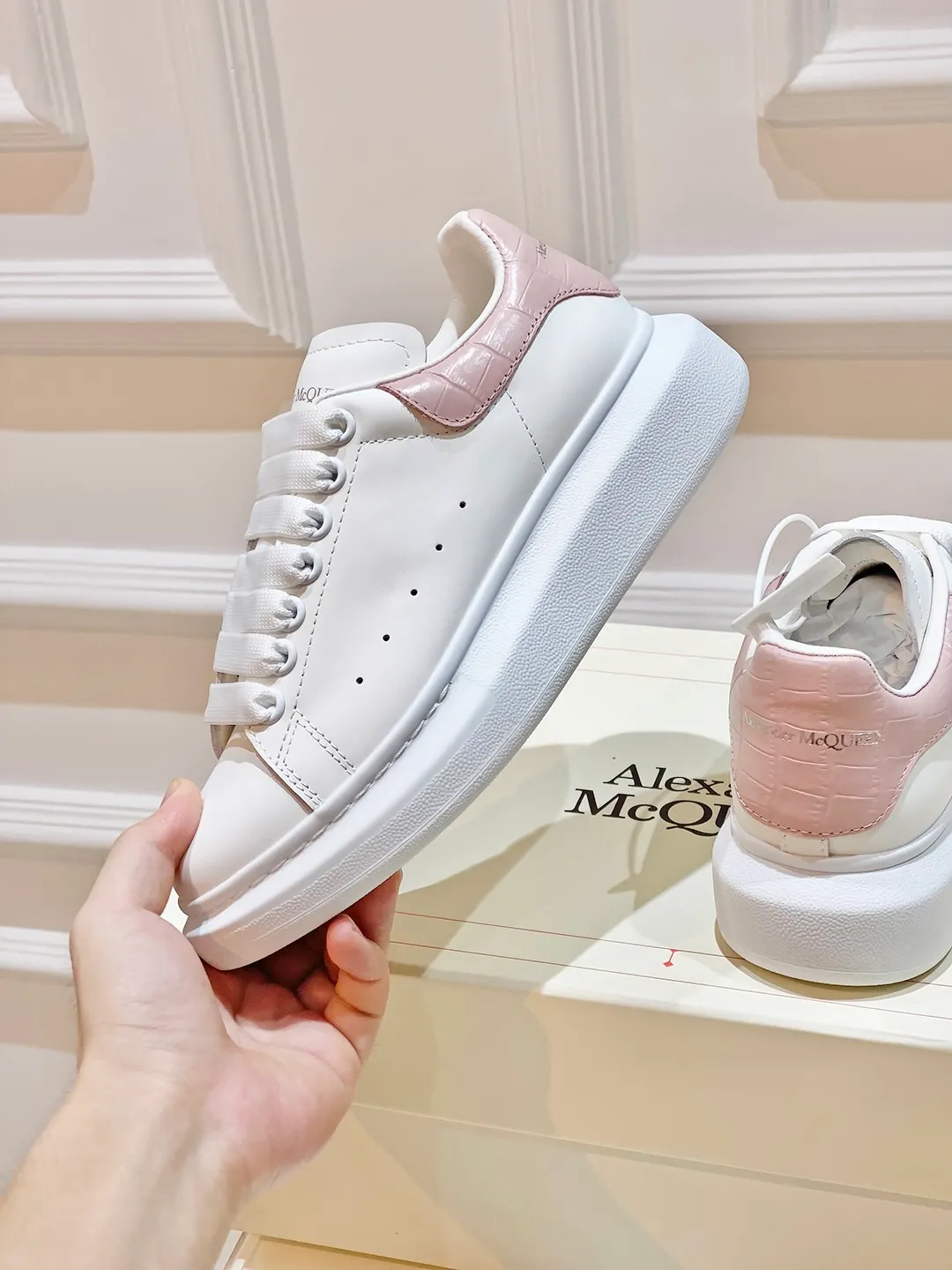 👟👟Ex-factory price 560👟👟 𝐀𝐥𝐞𝐱𝐚𝐧𝐝𝐞𝐫 𝐌𝐜𝐐𝐮𝐞𝐞𝐧A must-have for going out ~ full of confidence. McQueen white shoes are versatile and can instantly elongate your proportions. The long legs that fill the screen make you confident, sweet and cool, and can be controlled by both male and female gods, making you look better as you wear them. ⭐Shoe upper material: first-layer cowhide ⭐Shoe lining material: sheepskin ⭐Available sizes: 35-40, male 39-45 (female 40, male 45 customized)